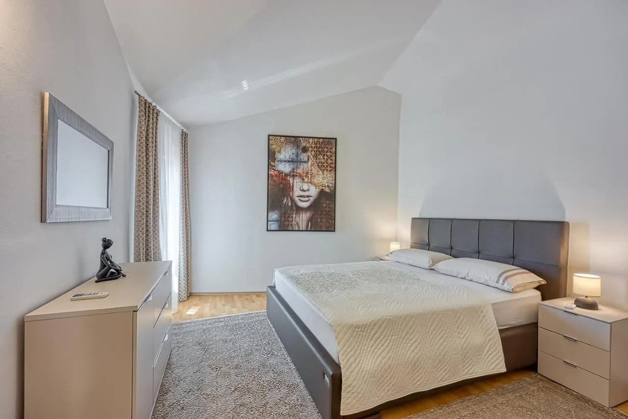 Sara Luxury In City Center Porec 0*,